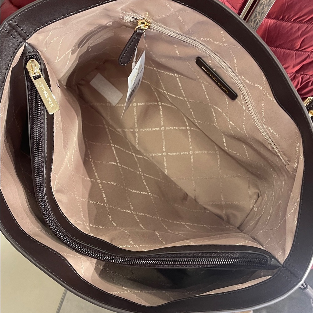 MICHAEL KORS Voyager Lg Color-Block Metallic Signature Logo EW Tote
Brown
NWT - Picture 8 of 16